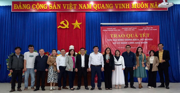 Thăm, tặng quà Tết cho gia đình chính sách, hộ nghèo, hộ có hoàn cảnh khó khăn nhân dịp Tết Nguyên đán Ất Tỵ năm 2025 tại thị trấn Hai Riêng