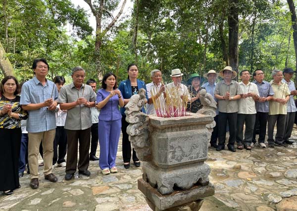 Đoàn đại biểu Quốc hội các khóa tỉnh Phú Yên về nguồn tại Khu di tích Quốc gia đặc biệt Tân Trào
